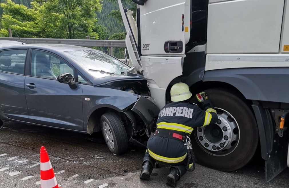 Un autoturism a intrat în coliziune frontală cu un camion