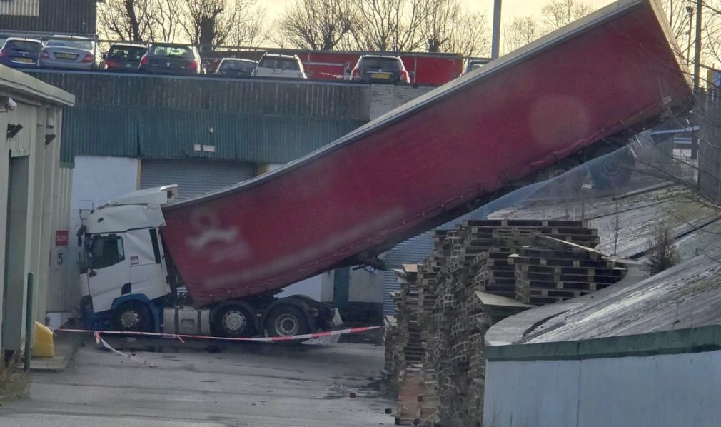 Un camion a căzut de pe un terasament de 5 metri. Ce a greșit șoferul?