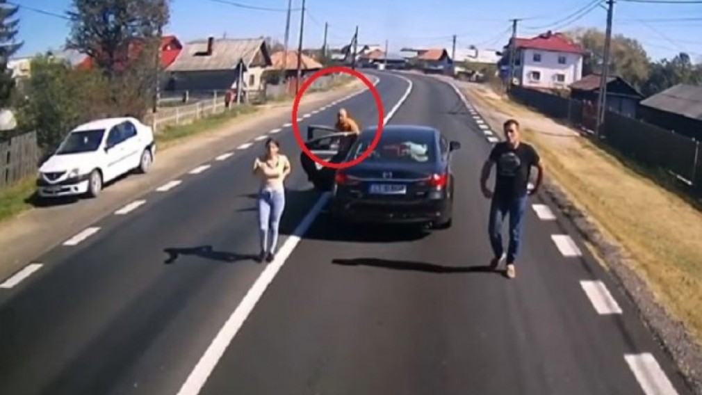 VIDEO A șicanat și a frânat intenționat în fața unui camion. A ieșit cu spatele șifonat