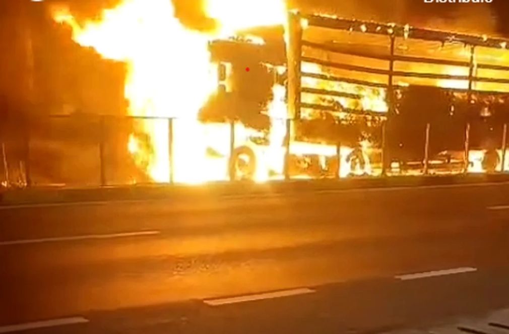 VIDEO Un camion cu bomboane a luat foc în mers