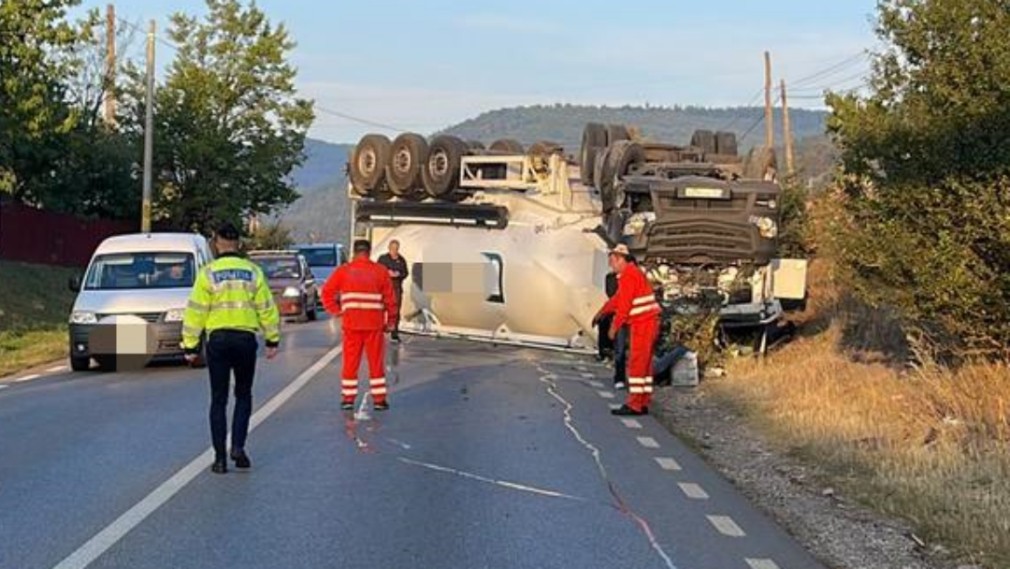 Camion răsturnat pe șosea în Neamț