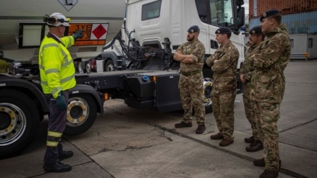 200 de militari conduc camioane care alimentează benzinăriile în UK