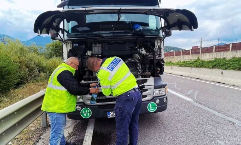 Camion defect. Polițiștii au sărit și au dat o mână de ajutor
