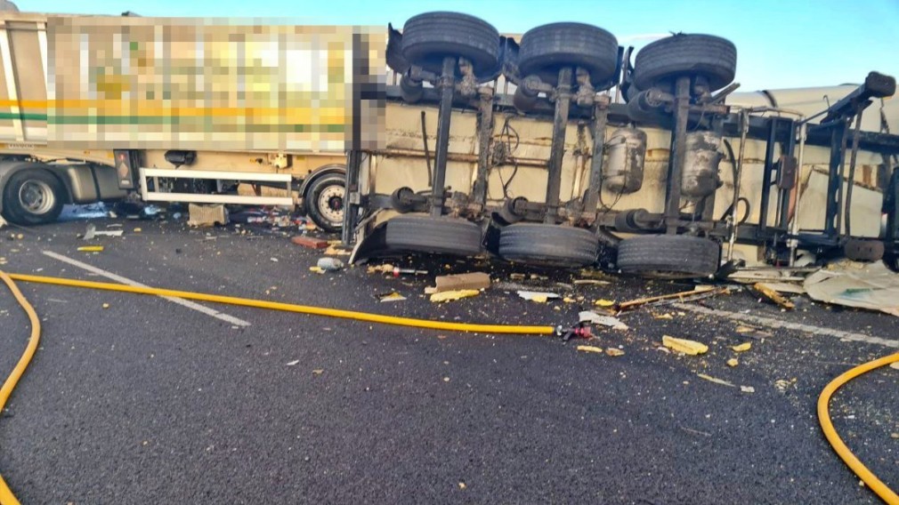 Carambol cu trei camioane pe autostradă. Un șofer a murit
