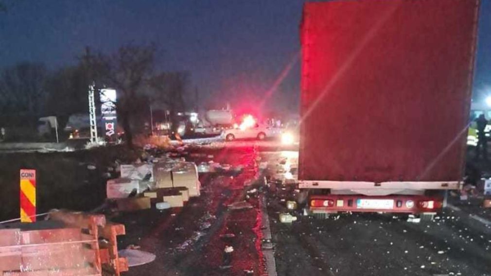 Un camion s-a oprit într-un restaurant