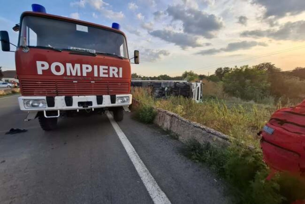 Un șofer drogat s-a răsturnat cu un camion