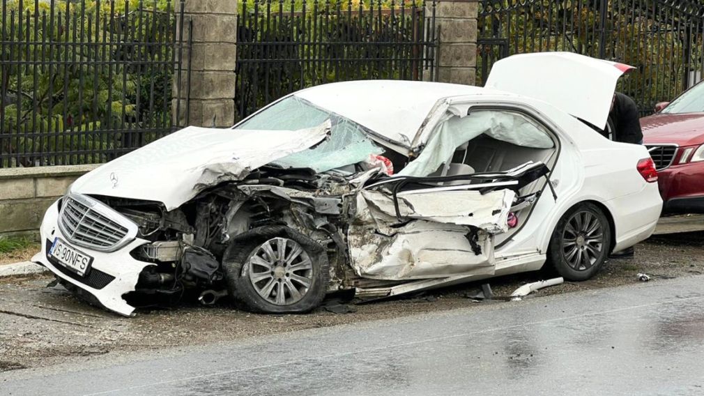 Mercedes făcut „armonică” după impactul cu un camion