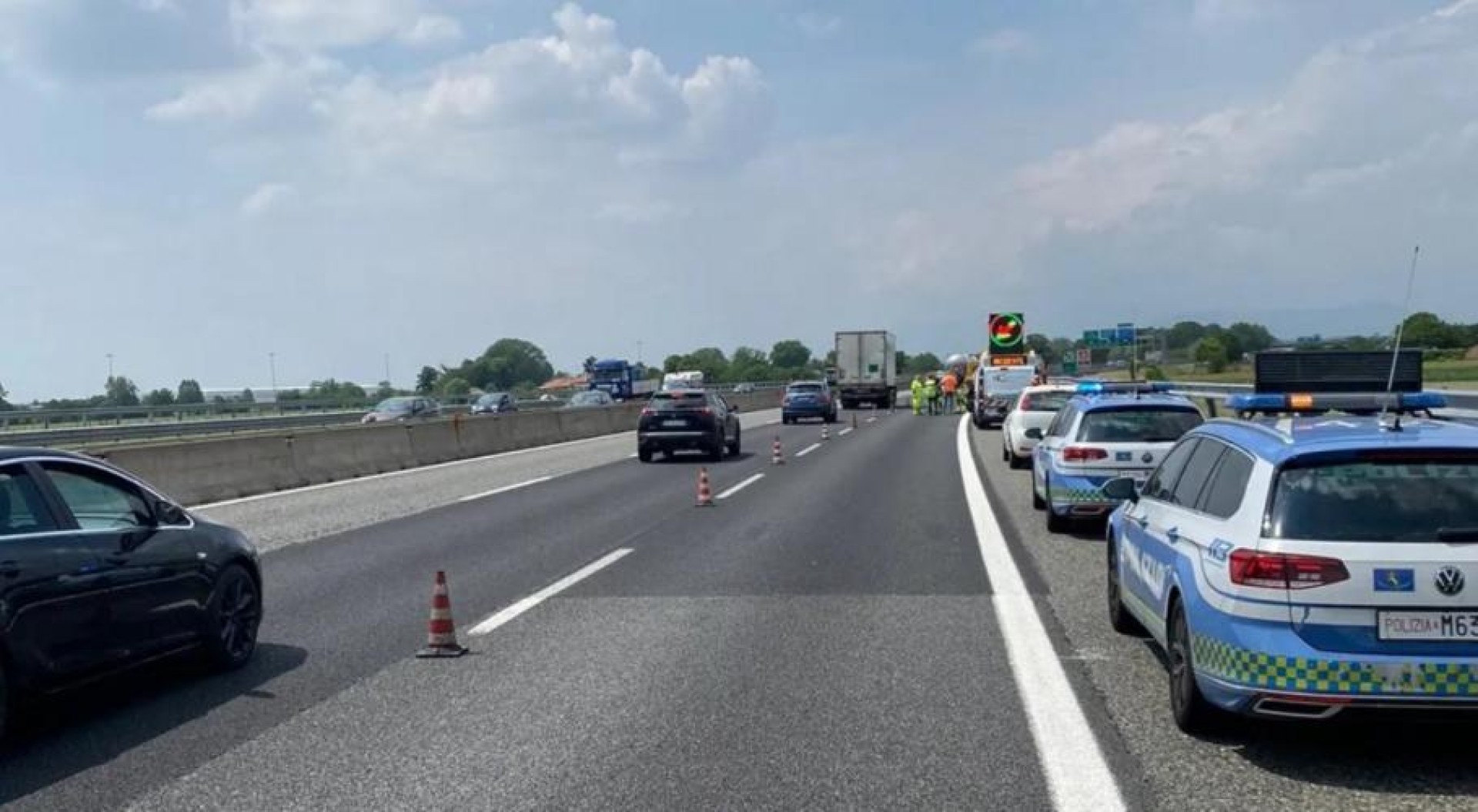 Un şofer român de camion a ucis o persoană care îşi făcea pana pe banda de urgenţă