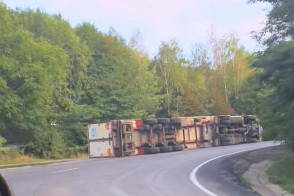 VIDEO Accident între două camioane. Unul dintre ele s-a răsturnat