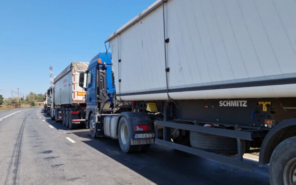 Cozi mari de camioane la Giurgiu şi Calafat, din cauza condiţiilor meteo nefavorabile din Bulgaria
