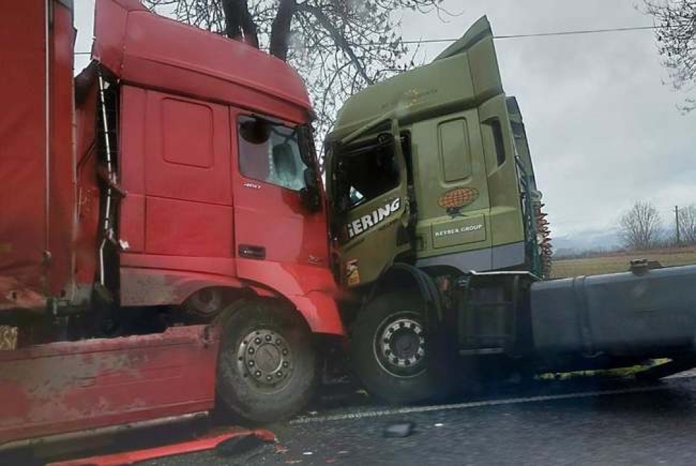 Două camioane s-au ciocnit frotal în Bihor