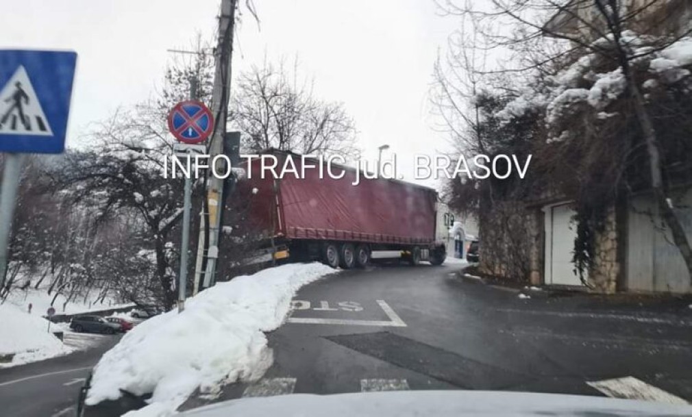 Camion blocat pe o stradă din județul Brașov