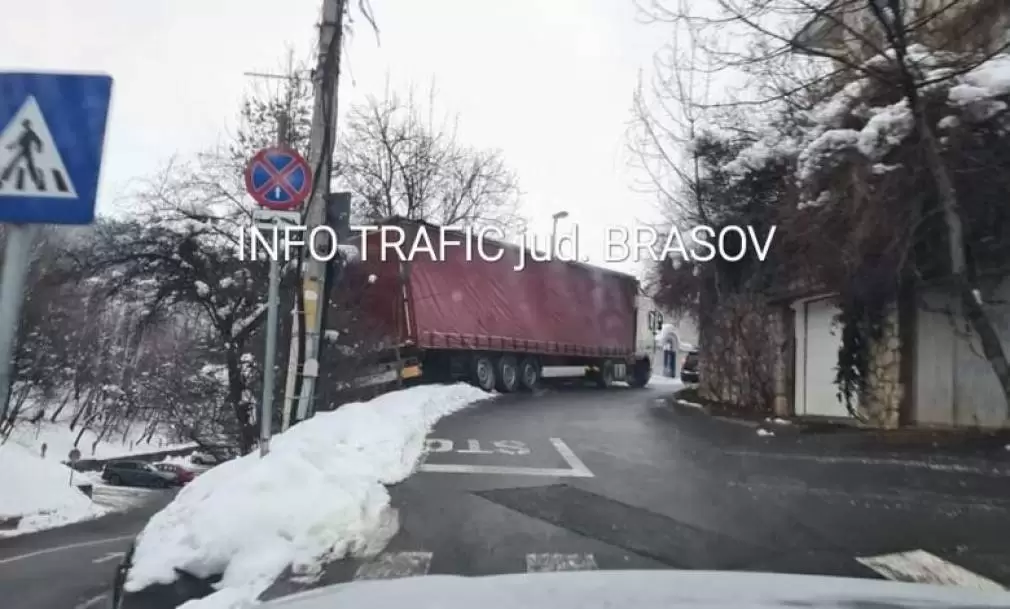 Camion blocat pe o stradă din județul Brașov