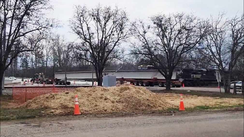VIDEO Un camion este spulberat de un tren. Șoferul este în regulă