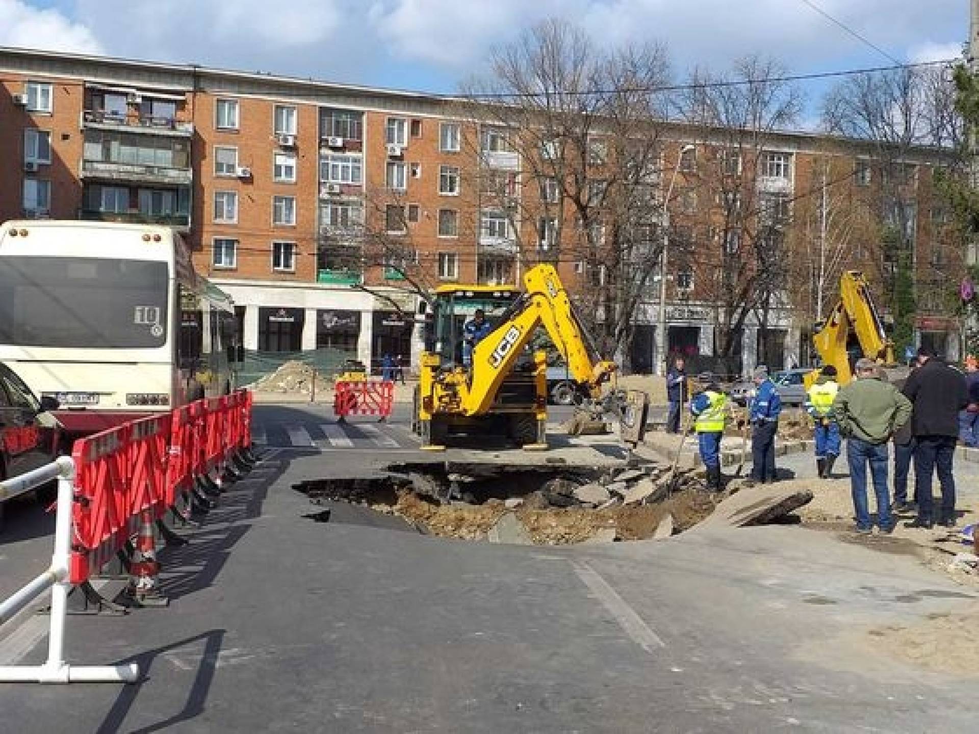 Crater uriaș într-o șosea din Galați