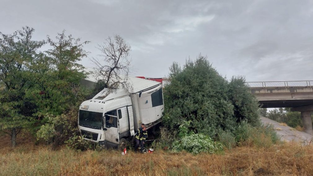 VIDEO Un camion a plonjat de pe o pasarelă. Șoferul nu a fost rănit.