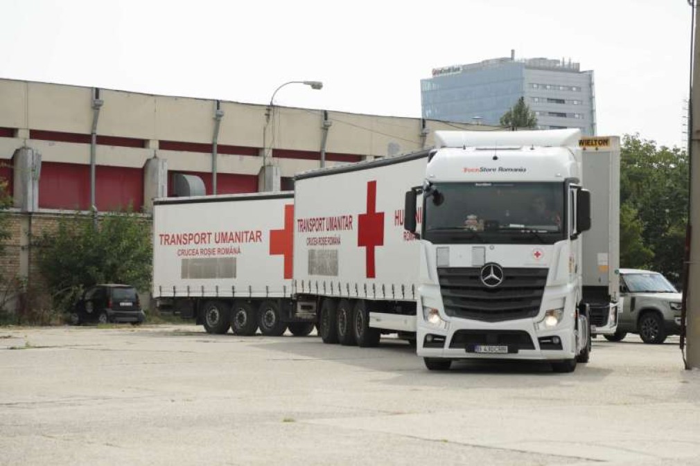Trei camioane cu aproape 500 de kituri de dormit au plecat către Ucraina