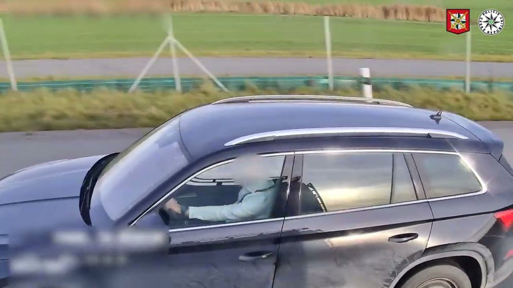 VIDEO Poliția cehă „vânează” șoferii care vorbesc la telefon la volan
