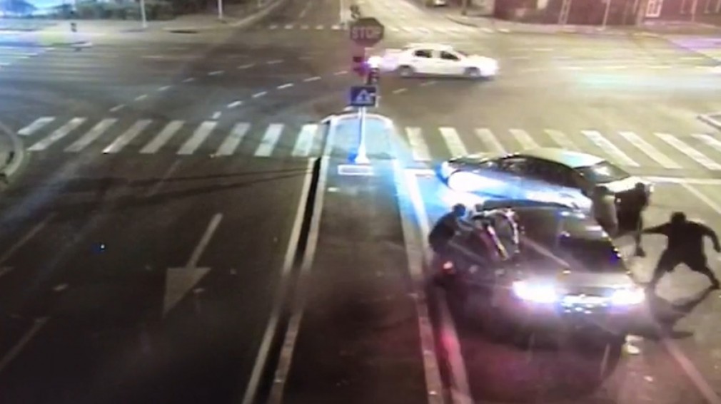 VIDEO Bărbat, atacat cu bâte în trafic. Poliția a reținut 3 persoane
