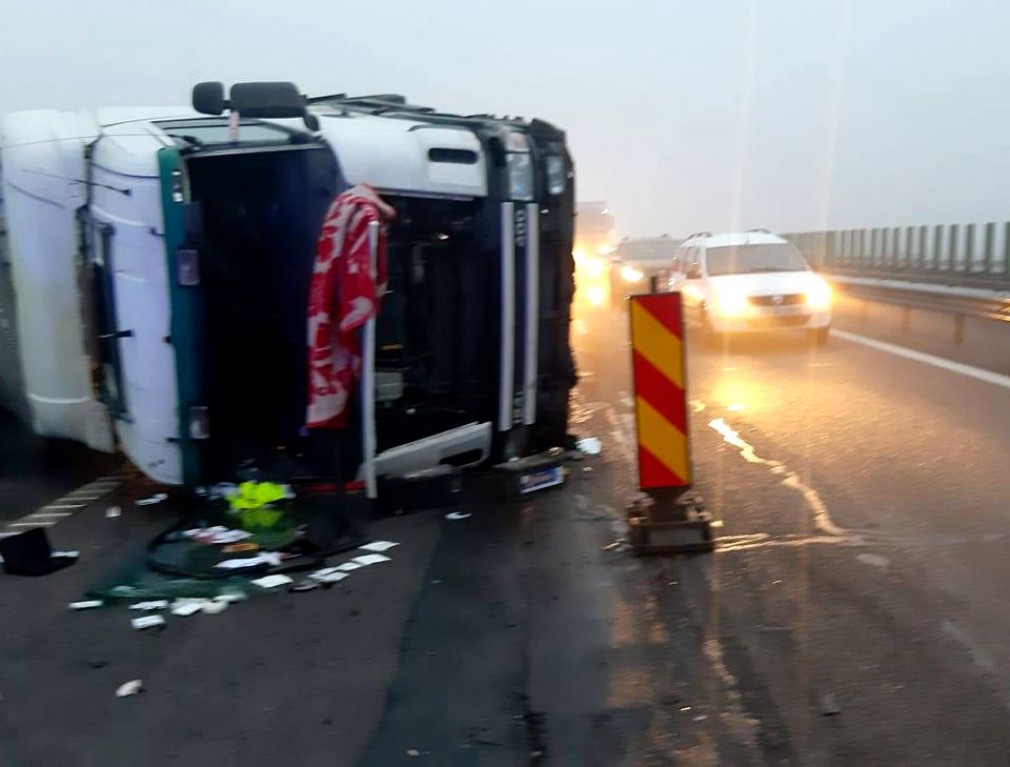 Camion răsturnat a blocat Autostrada Soarelui