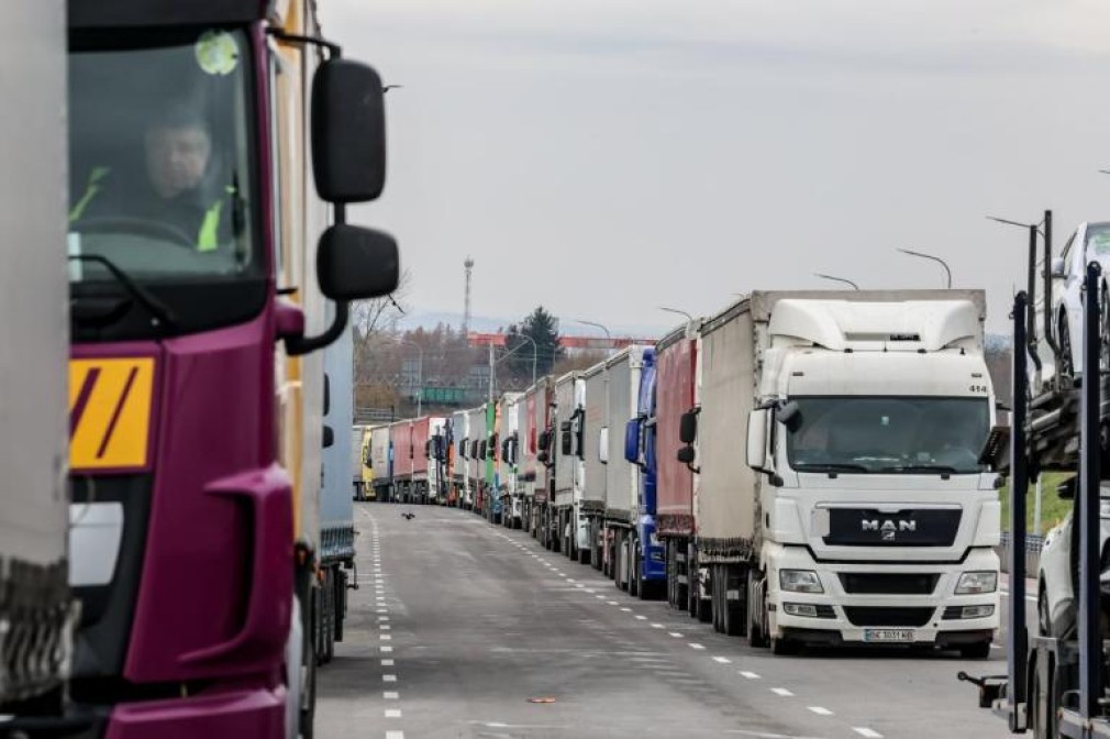 Mii de camioane blocate la graniță poloneză-ucrainenă. Doi șoferi au murit