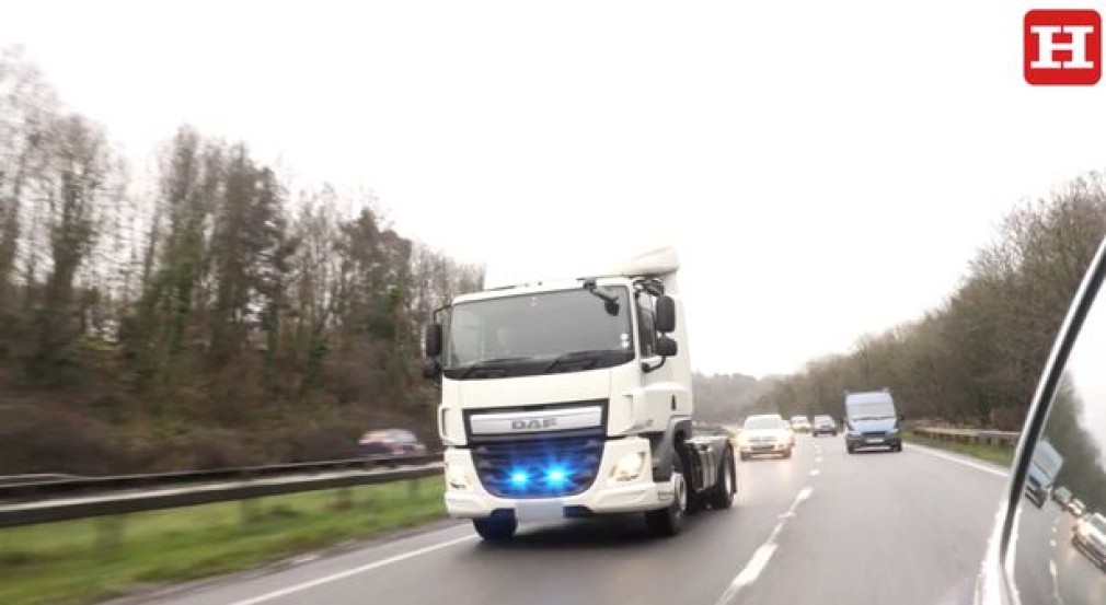 Poliția britanică folosește un camion neinscripționat pentru a amenda șoferii care conduc imprudent