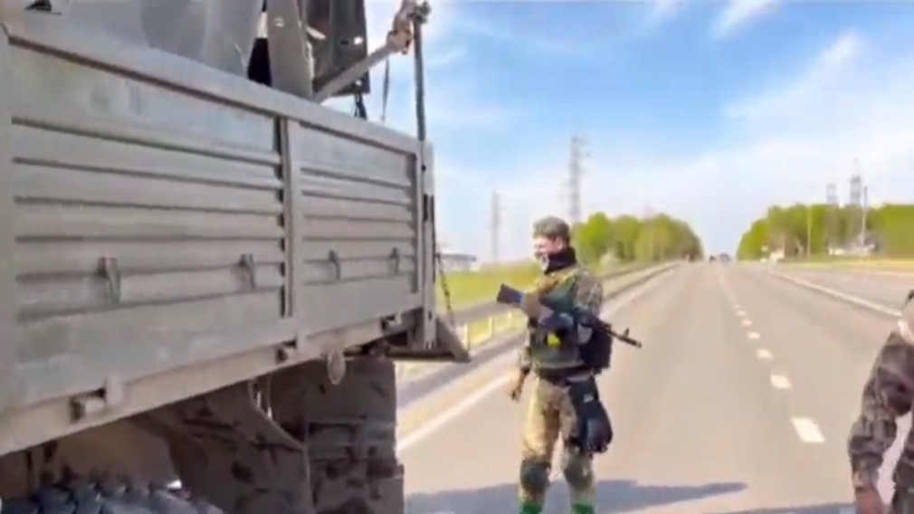 VIDEO Pradă de război luată de ucraineni: un camion militar rusesc