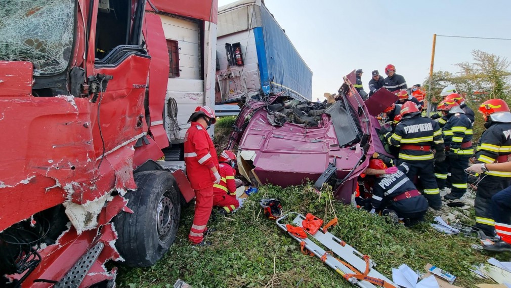 Trei oameni la spital după ciocnirea a două camioane în Dâmbovița. O mașină le-a tăiat calea