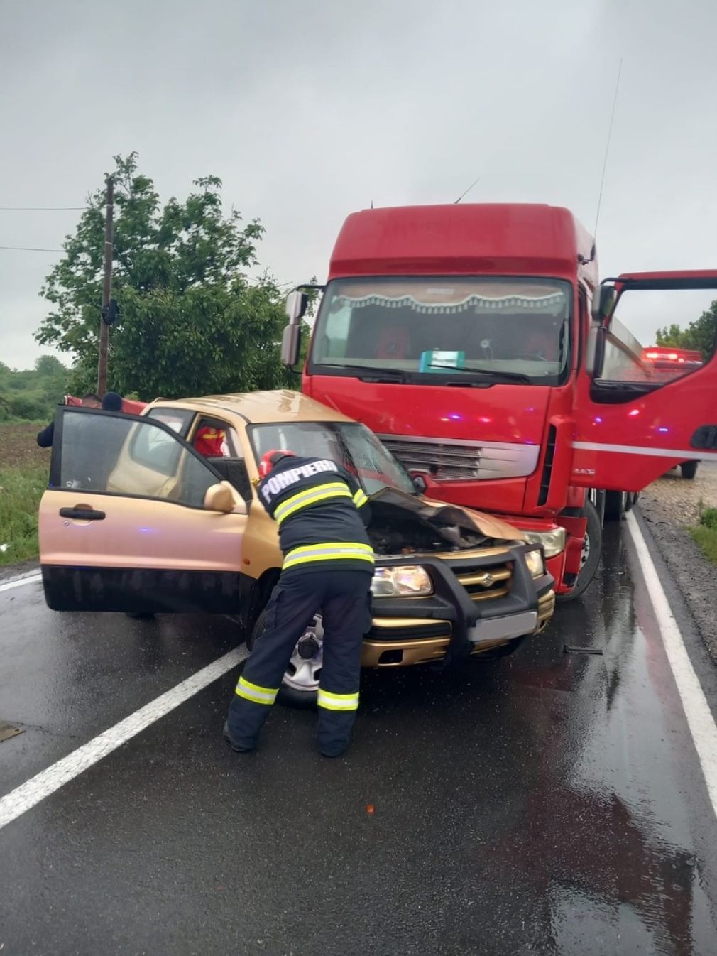 Două persoane rănite după coliziunea dintre un camion și un autoturism
