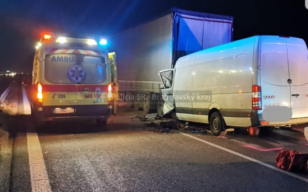 Slovacia: Un șofer român a decedat după ce a ajuns cu mașina sub un camion
