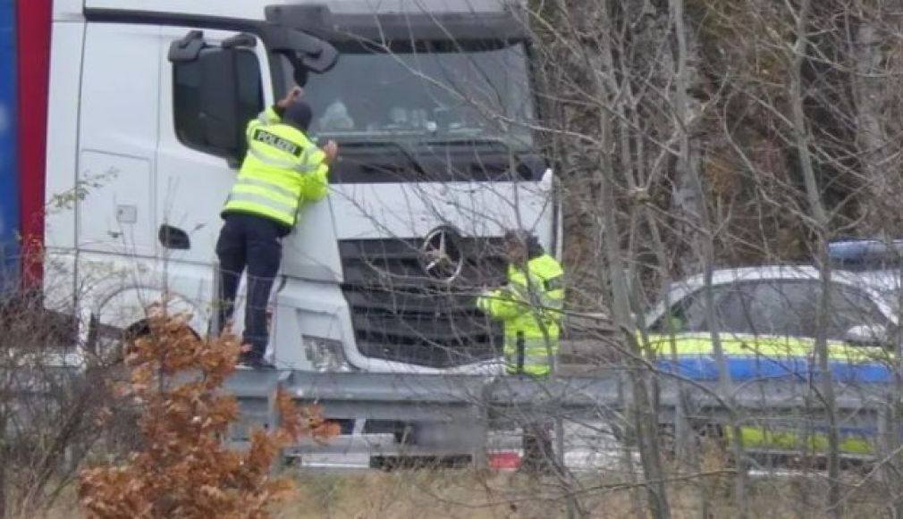 Trei șoferi români de camion, găsiți fără viață în cabină