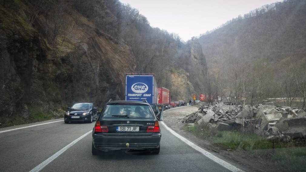 Două camioane implicate într-un accident rutier la Dedulești