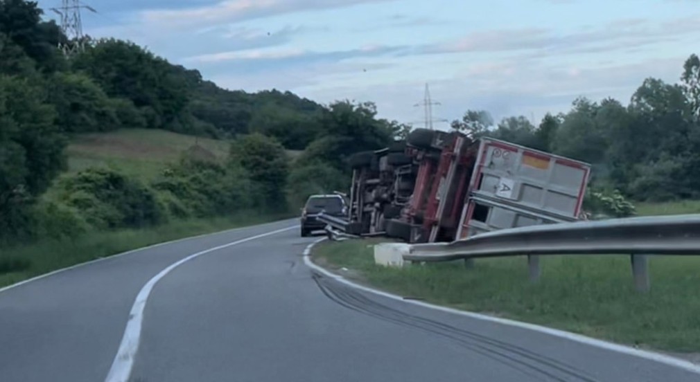 Camion răsturnat în afara carosabilului în apropiere de Alba Iulia