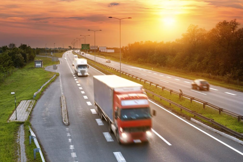 O remorcă s-a desprins de un camion la Vâlcea