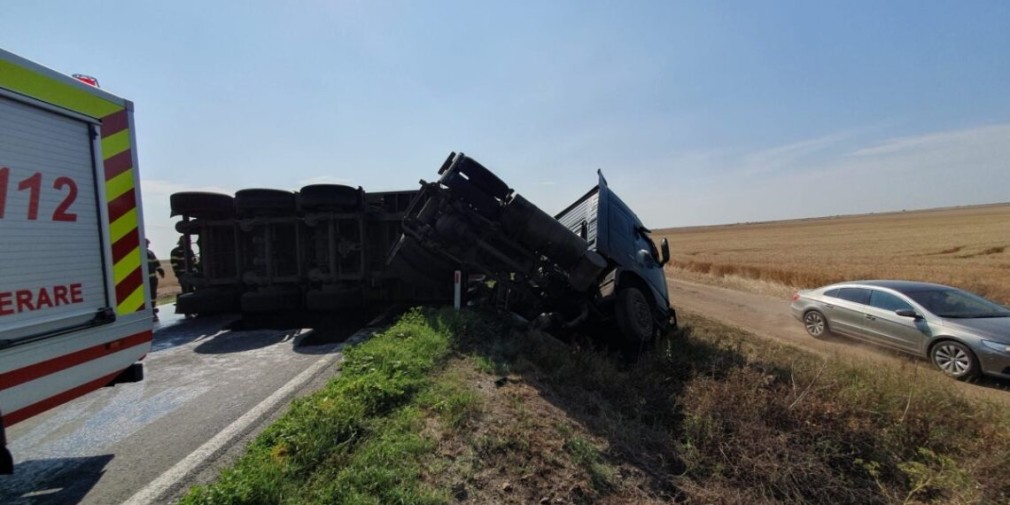 Camion încărcat cu textile, răsturnat în județul Constanța