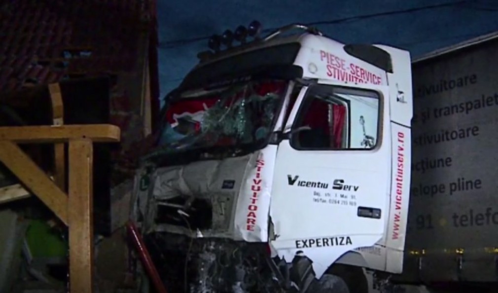 VIDEO A pierdut controlul camionului și a ajuns în casa omului