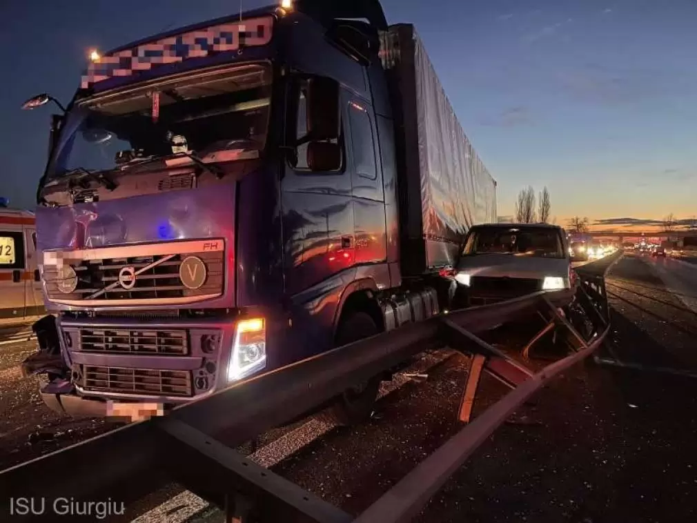 Carambol cu patru autovehicule, dintre care un camion încărcat cu ţevi de metal