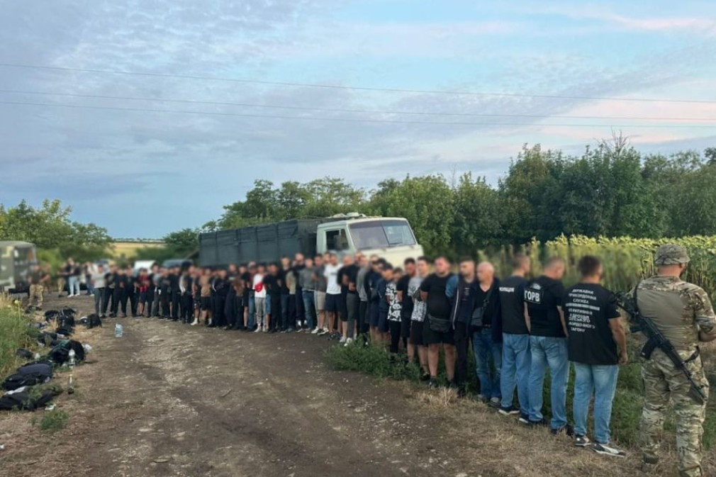 48 de ucraineni au vrut să fugă de război cu un camion