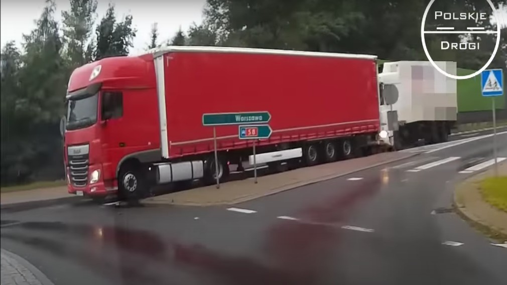 VIDEO Accident între două camioane. Unul din şoferi lua masa şi privea filme în timpul condusului
