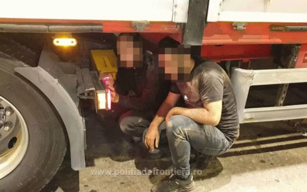 Camion, plin cu frigidere, oprit la intrarea în țară. Ce a găsit poliția