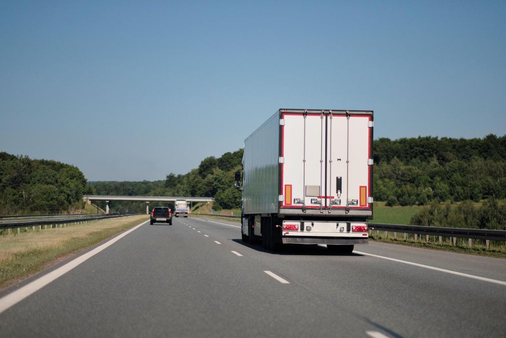 Un șofer a murit strivit de propriul camion