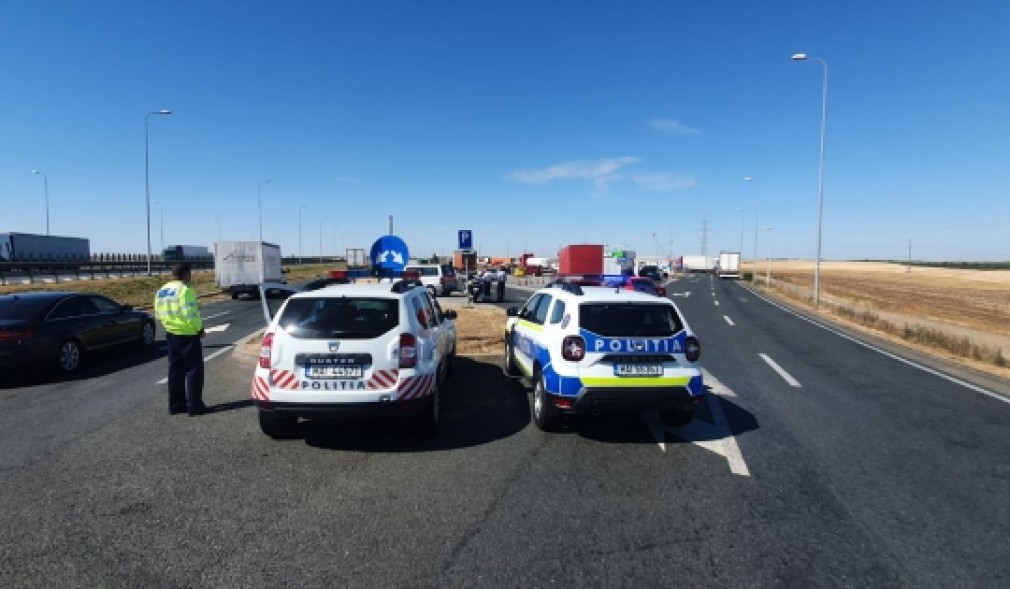 Un camion s-a răsturnat peste parapet, pe Autostrada A3