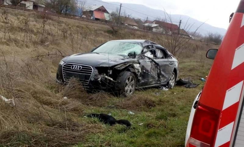 Audi, distrus după impactul cu un camion. Șoferul, la spital