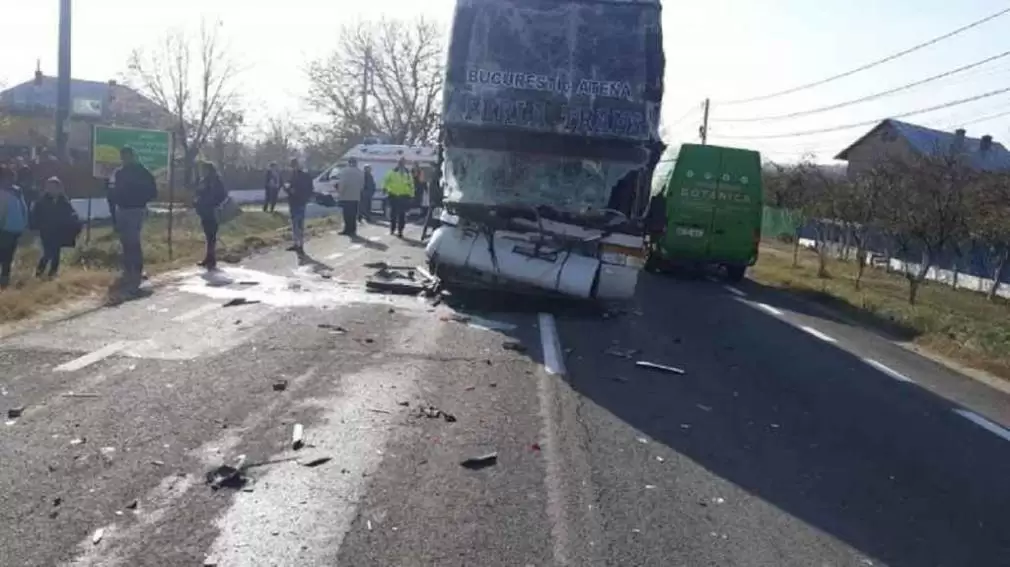 Grav accident între un CAMION și un autocar
