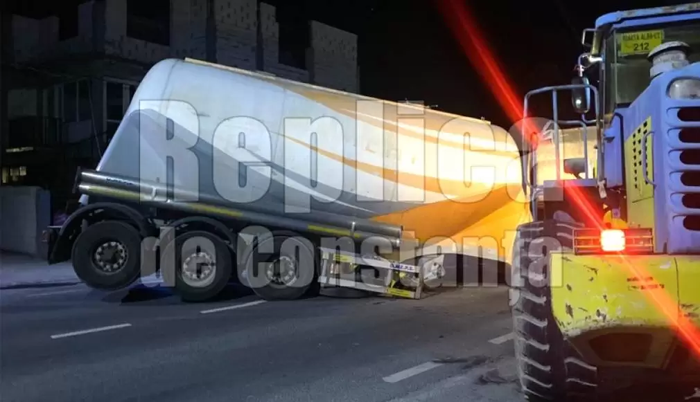 VIDEO. O semiremorcă cisternă plină cu ciment s-a răsturnat pe carosabil, la Poarta Albă