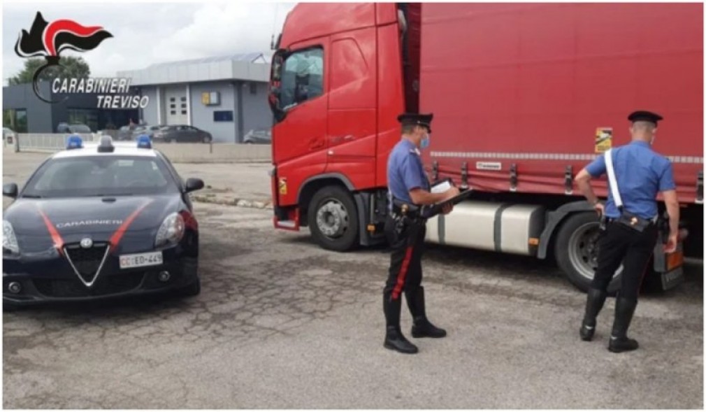 Doi șoferi români de camion s-au bătut cu bâte și cuțite într-o parcare din Italia