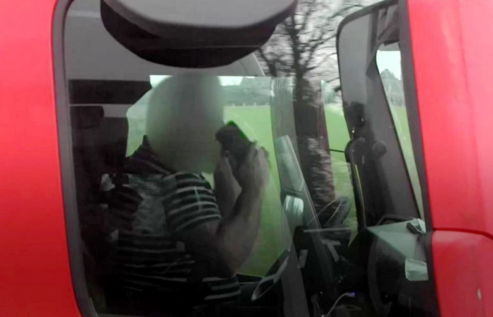 VIDEO. Anglia: Șofer profesionist, filmat de poliție când vorbește la două telefoane în timp ce conduce camionul pe autostradă