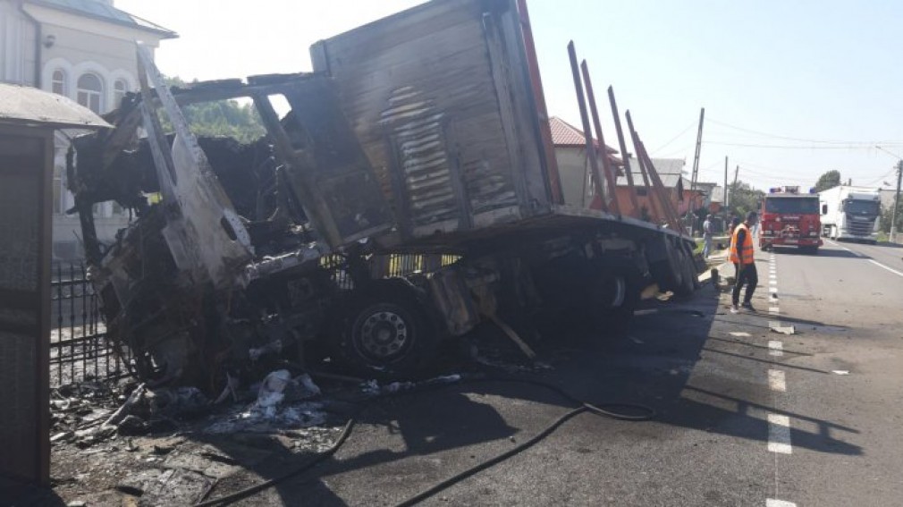 Camion ars complet după un teribil accident