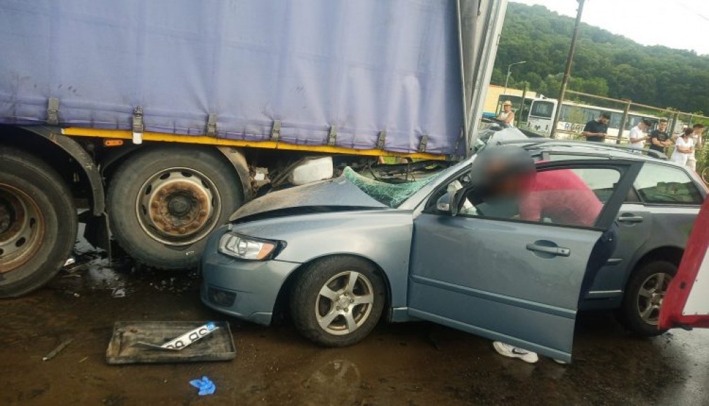 O femeie a intrat cu mașina în remorca unui camion