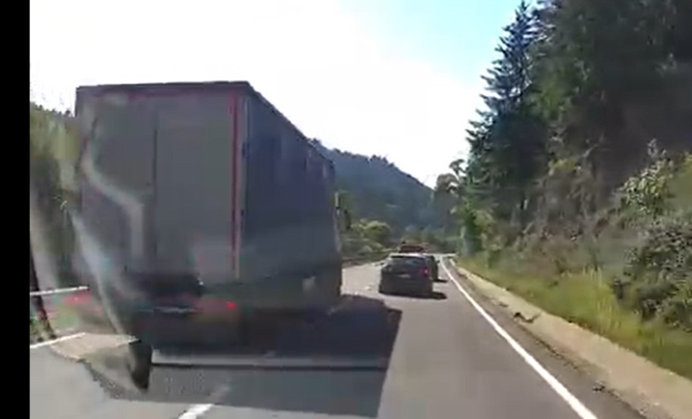 VIDEO Șofer de camion, depășiri incredibil de periculoase. Poliția. E ok. Are acte în regulă.